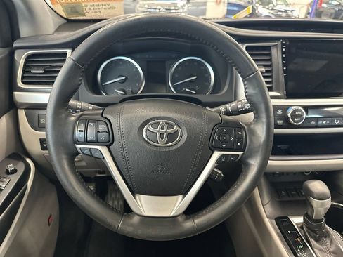 Used 2019 Toyota Highlander Limited Platinum w/ Carpet Mat Package (TMS) AWD/4WD image 12