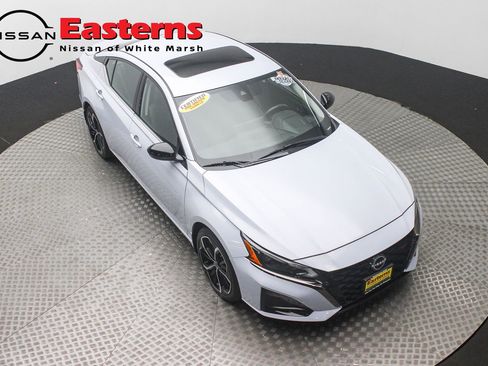 Used 2023 Nissan Altima 2.5 SR w/ SR Premium Package FWD image 3