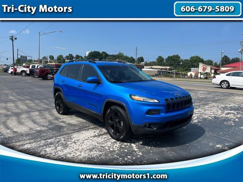 Used 2018 Jeep Cherokee Latitude w/ Altitude Package AWD/4WD image 1