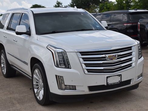 Used 2017 Cadillac Escalade Platinum RWD image 4