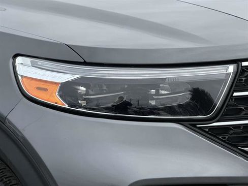 Used 2022 Ford Explorer XLT w/ Equipment Group 202A image 8