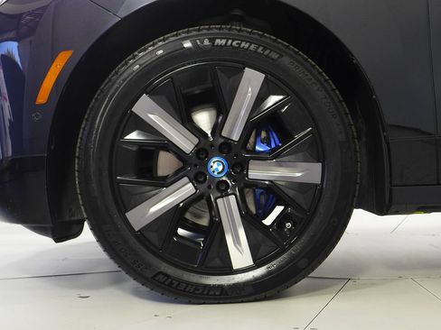 Used 2024 BMW iX xDrive50 w/ Sport Package AWD/4WD image 5