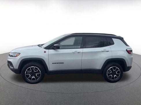 Used 2025 Jeep Compass Trailhawk AWD/4WD image 9