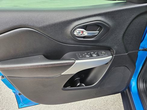 Used 2017 Jeep Cherokee Trailhawk w/ Comfort/Convenience Group image 11