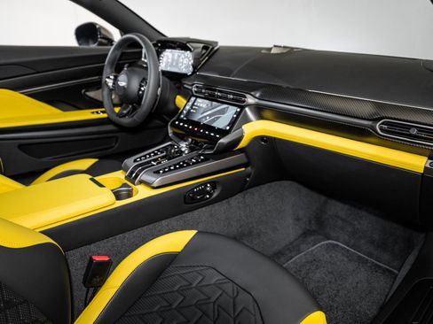 Used 2025 Aston Martin Vanquish image 16