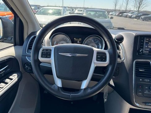 Used 2016 Chrysler Town & Country Touring image 15