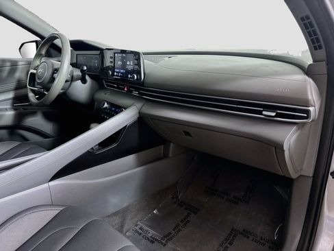 Used 2022 Hyundai Elantra SEL w/ Convenience Package FWD image 30