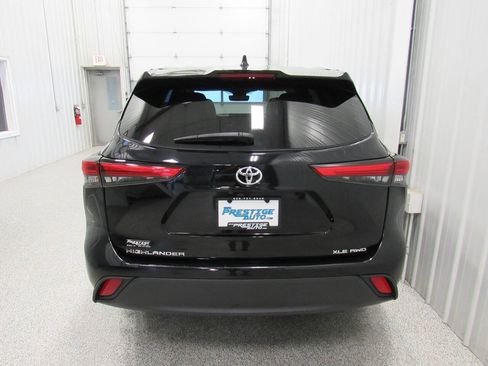 Used 2022 Toyota Highlander XLE AWD/4WD image 12
