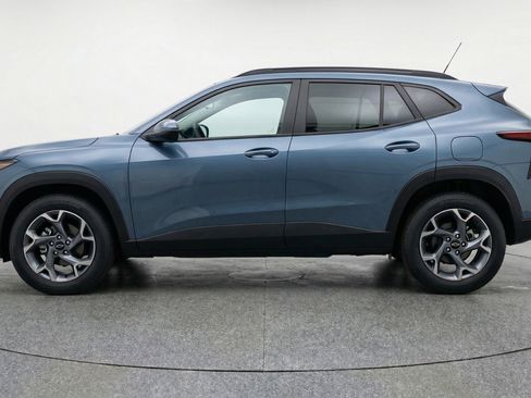 Used 2025 Chevrolet Trax LT w/ LT Convenience Package image 5