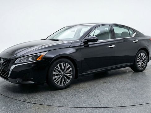 Used 2025 Nissan Altima 2.5 SV image 3