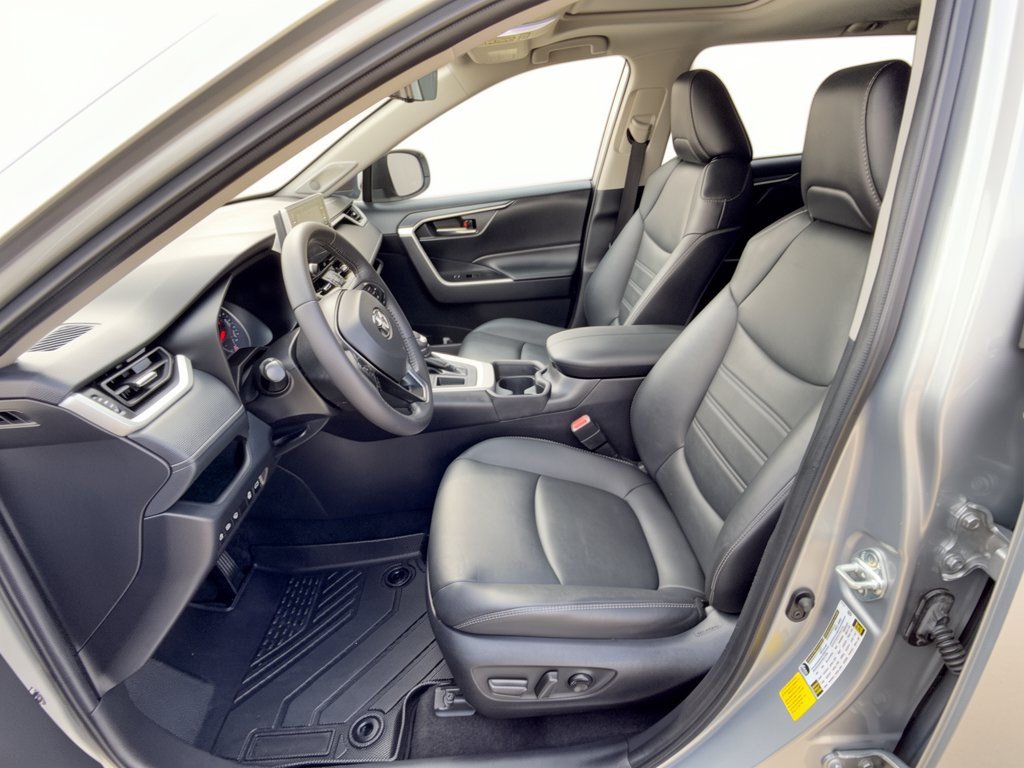 Used 2021 Toyota RAV4 XLE Premium FWD image 5