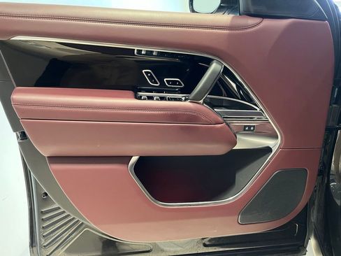 Used 2025 Land Rover Range Rover SE image 18