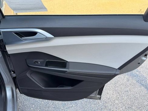 Certified 2025 Volkswagen Taos SE AWD/4WD image 12