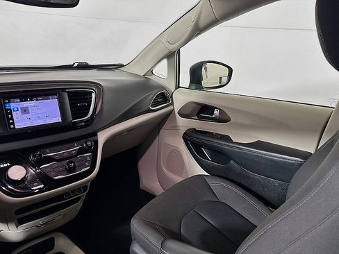 Used 2023 Chrysler Voyager LX image 22