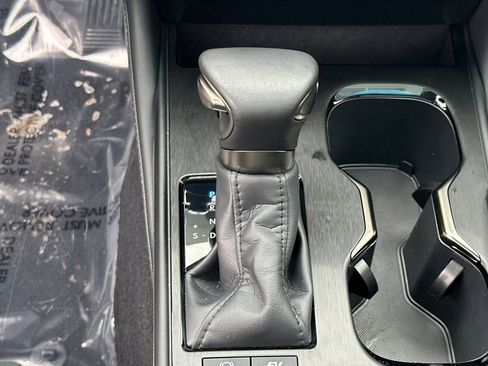 Certified 2025 Lexus ES 300h w/ Luxury Package image 18