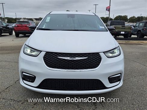 New 2026 Chrysler Pacifica Select image 2