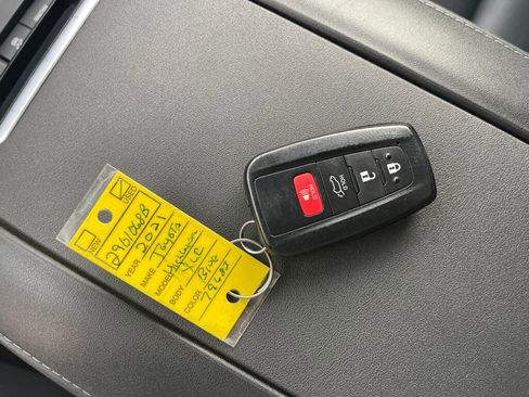 Used 2021 Toyota Highlander XLE AWD/4WD image 4