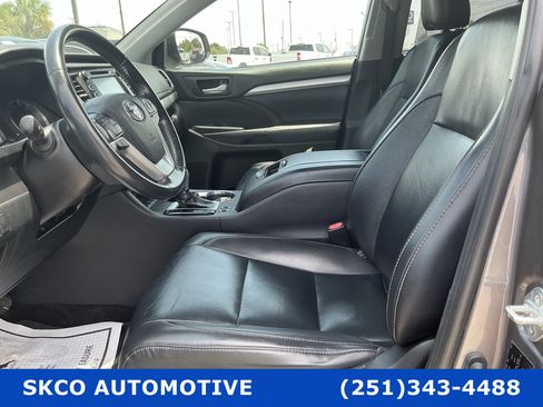Used 2019 Toyota Highlander XLE FWD image 11