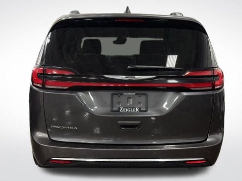 Used 2022 Chrysler Pacifica Touring-L image 8