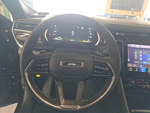 Used 2022 Jeep Grand Cherokee Overland AWD/4WD image 4