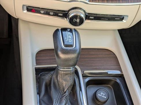 Used 2021 Volvo XC60 T5 Momentum w/ Premium Package image 13