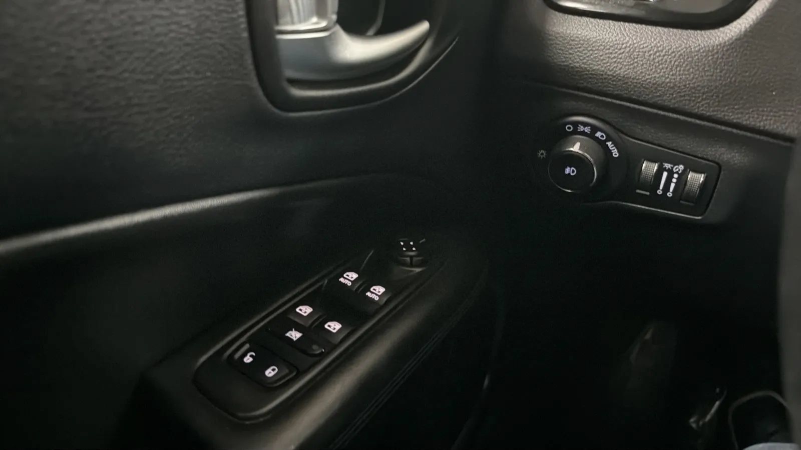 Used 2018 Jeep Compass Latitude w/ Popular Equipment Group FWD image 16