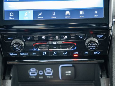 Used 2025 Jeep Grand Cherokee Limited w/ Luxury Tech Group II image 27