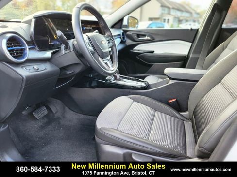 Used 2025 Chevrolet Trax LT w/ Driver Confidence Package image 18