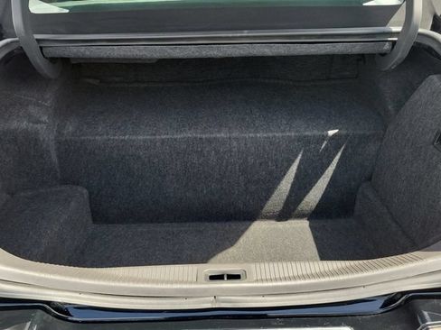 Used 2004 Lincoln Town Car Signature RWD image 8