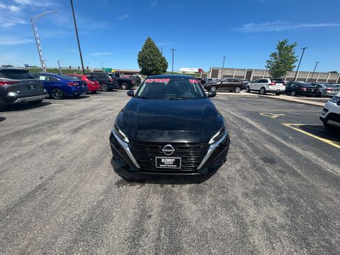 Used 2024 Nissan Altima 2.5 SV AWD/4WD image 2