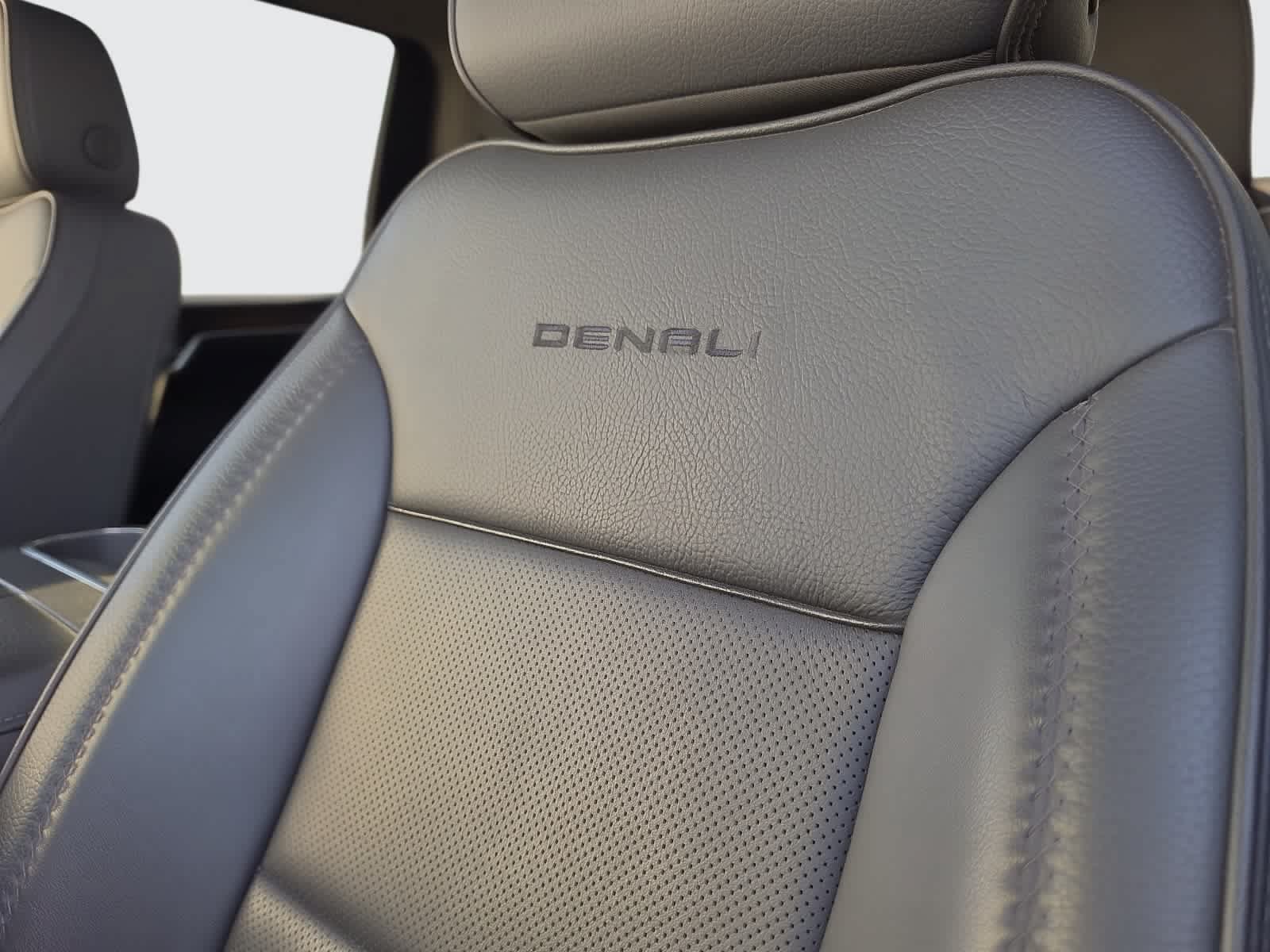 Used 2025 GMC Sierra 2500 Denali w/ Denali Reserve Package AWD/4WD image 27