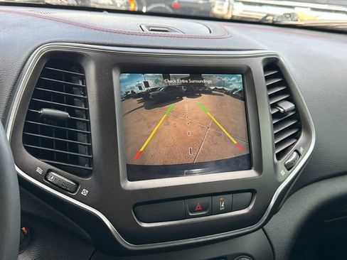 Used 2022 Jeep Cherokee Trailhawk w/ Sun, Sound & Nav Group AWD/4WD image 23