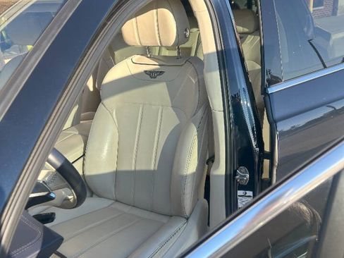 Used 2019 Bentley Bentayga image 26