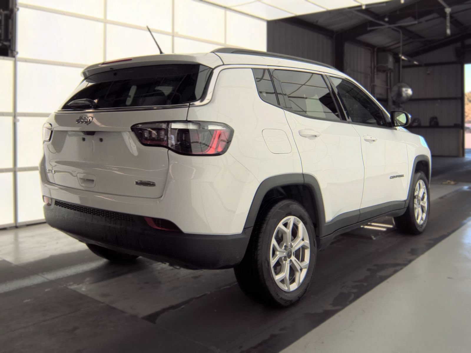 Used 2025 Jeep Compass Latitude w/ Sun & Sound Group AWD/4WD image 3