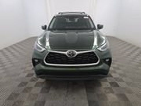 Used 2023 Toyota Highlander FWD image 2
