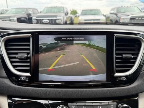 Used 2023 Chrysler Pacifica Touring-L FWD image 29