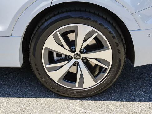 Used 2024 Audi Q8 e-tron Premium Plus w/ Premium Plus Package image 10