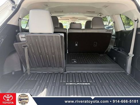 Used 2022 Toyota Highlander XLE AWD/4WD image 19