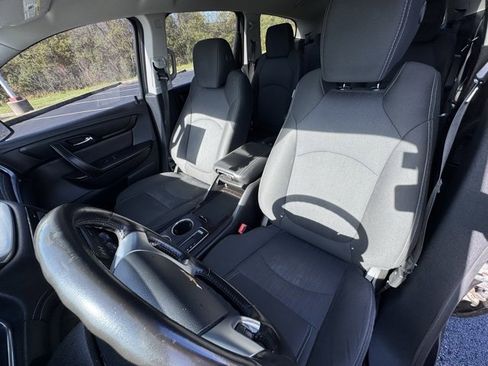 Used 2017 Chevrolet Traverse LT w/ Style and Technology Package image 11