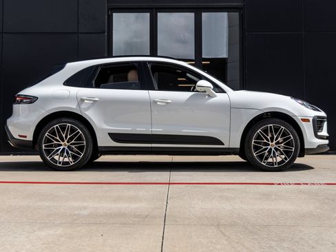 Certified 2024 Porsche Macan AWD/4WD image 12
