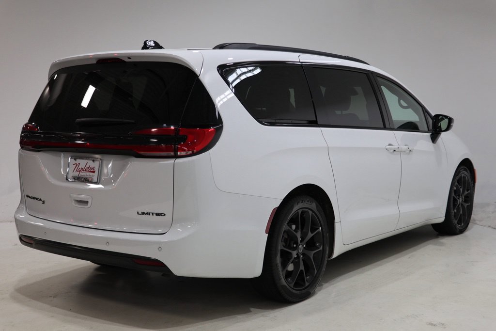 Used 2025 Chrysler Pacifica Limited FWD image 7