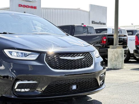 Used 2024 Chrysler Pacifica Touring-L FWD image 7