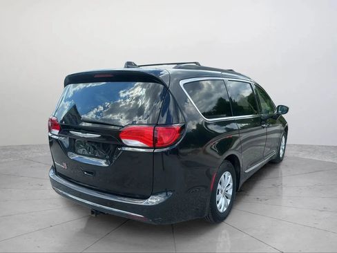 Used 2017 Chrysler Pacifica Touring-L FWD image 2