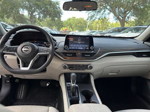 Used 2025 Nissan Altima 2.5 SV FWD image 33
