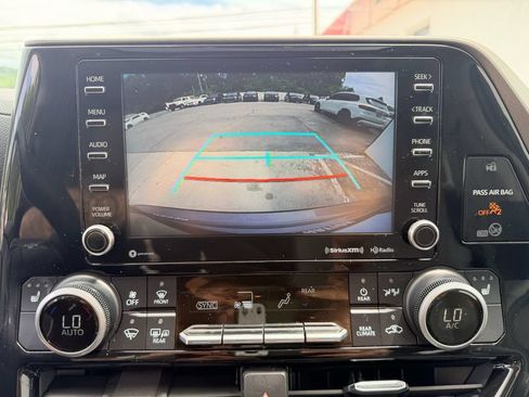 Used 2020 Toyota Highlander XLE FWD image 22