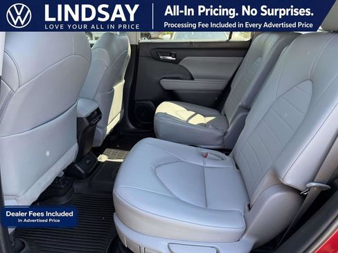 Used 2022 Toyota Highlander XLE FWD image 16