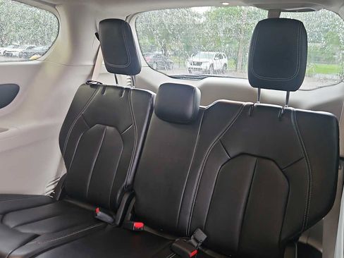 Used 2023 Chrysler Pacifica Touring-L FWD image 25