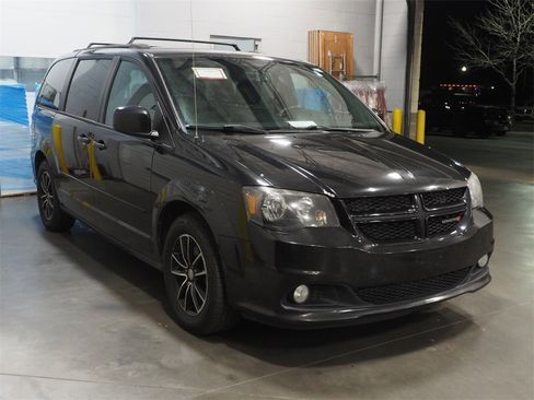 Used 2017 Dodge Grand Caravan GT image 3