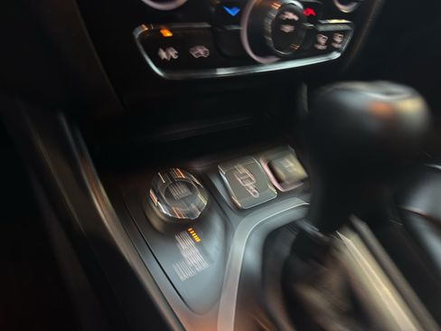Used 2019 Jeep Cherokee Latitude Plus w/ Cold Weather Group AWD/4WD image 19