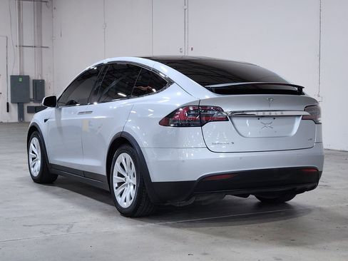 Used 2018 Tesla Model X 75D image 11